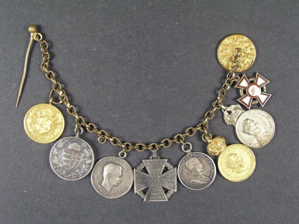Řetízek miniatur, Vojenský záslužný kříž s vál. dek., stříbrná voj. zásl. med. Signum Laudis Karel I., postř. bronz, bronzová voj. zásl. med. Signum Laudis F.J.I. stř. med. za statečnost F.J.I., Karlů