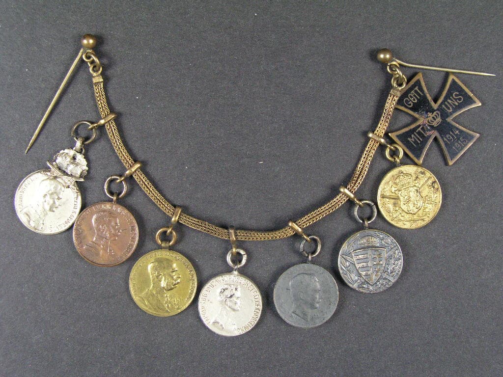 Řetízek miniatur, Stříbrná vojenská záslužná medaile Signum Laudis s meči Karel I., postř. bronz, br. med. za statečnost F.J.I., med. na 50 let vlády F.J.I., stř. med. za statečnost Karel, med. za zra