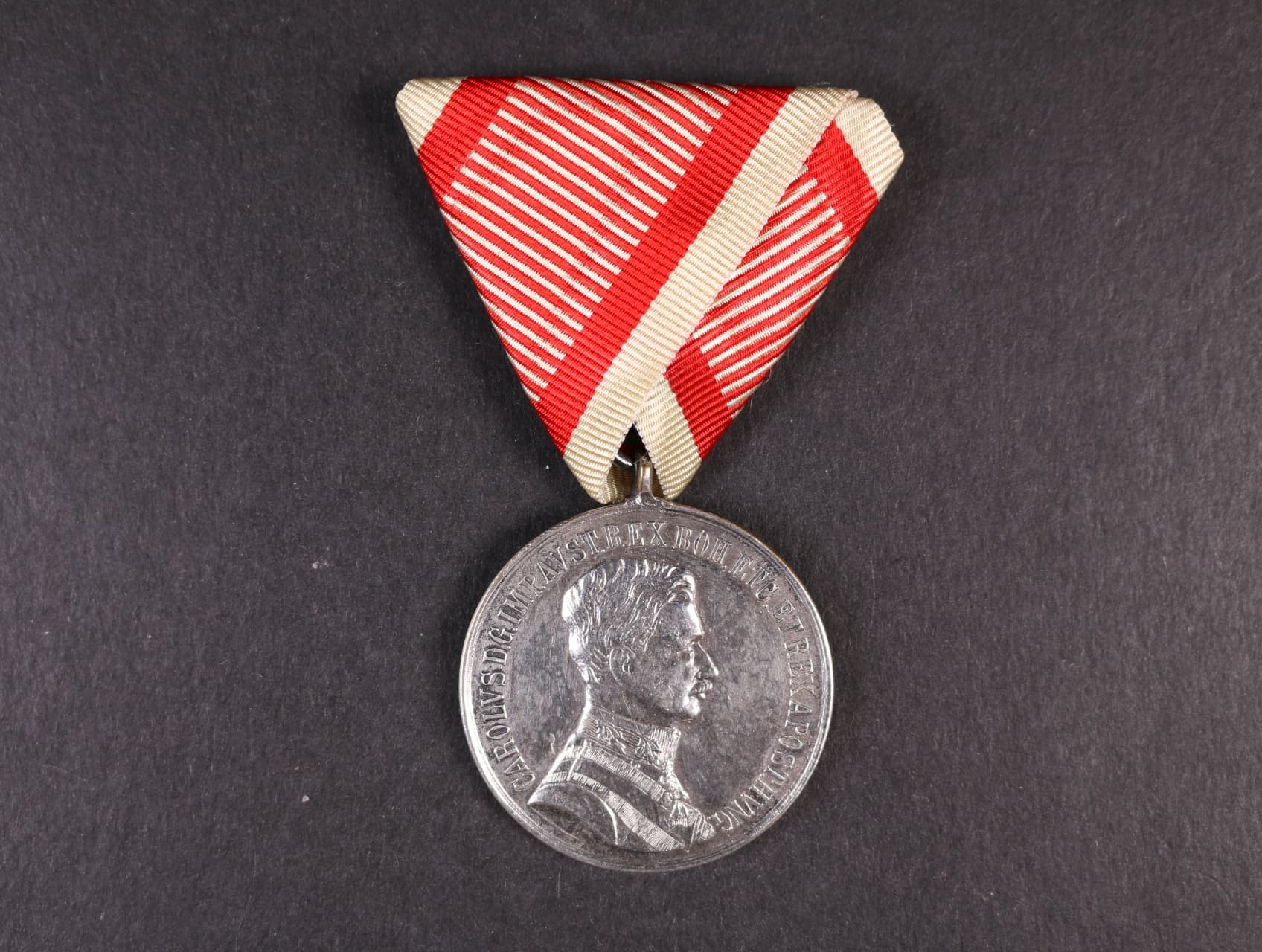Medaile za statečnost I. třídy, náhradní kov, původní vojenská stuha, vydání 1917 - 1918