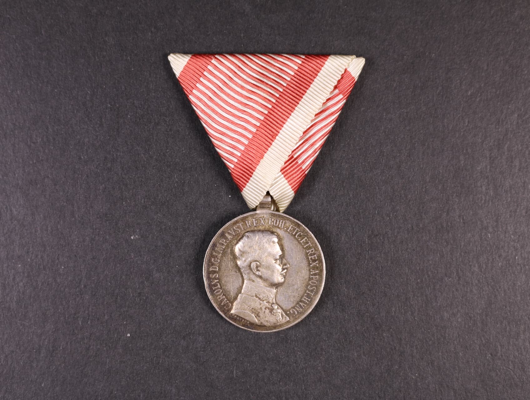 Medaile za statečnost II. třídy, Ag, původní vojenská stuha, vydání 1917 - 1918, na hraně značka A