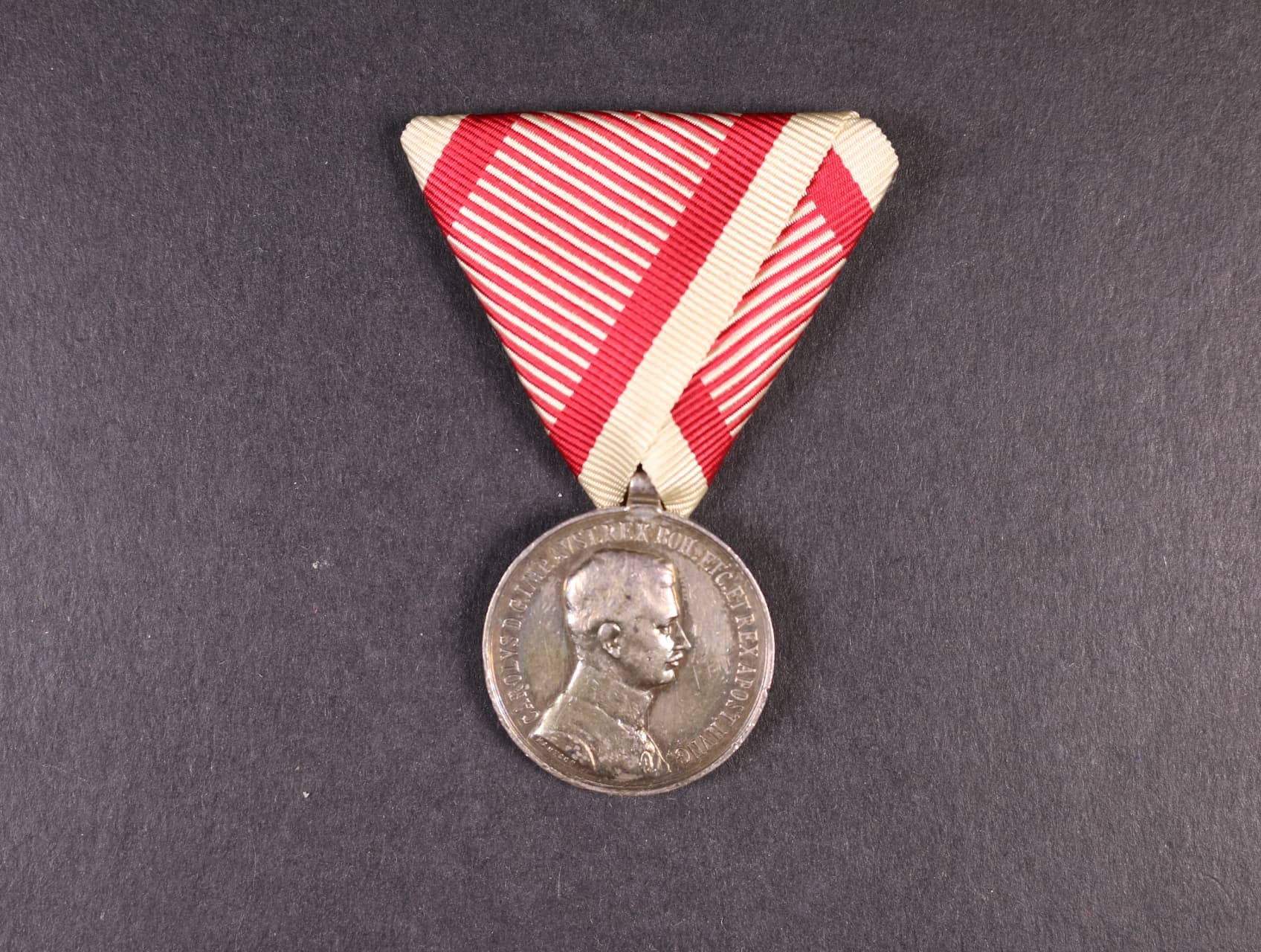 Medaile za statečnost II. třídy, Ag, nová vojenská stuha, vydání 1917 - 1918, na hraně značka A