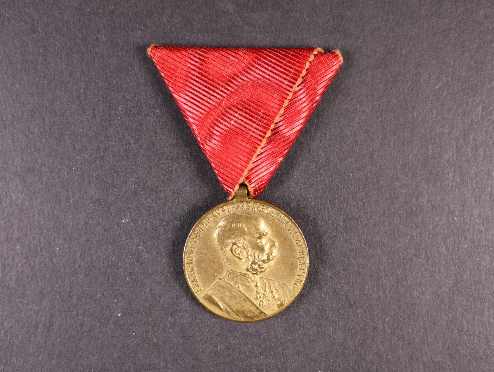 Vojenská jubilejní pam. medaile z r.1898, bronz, původní stuha