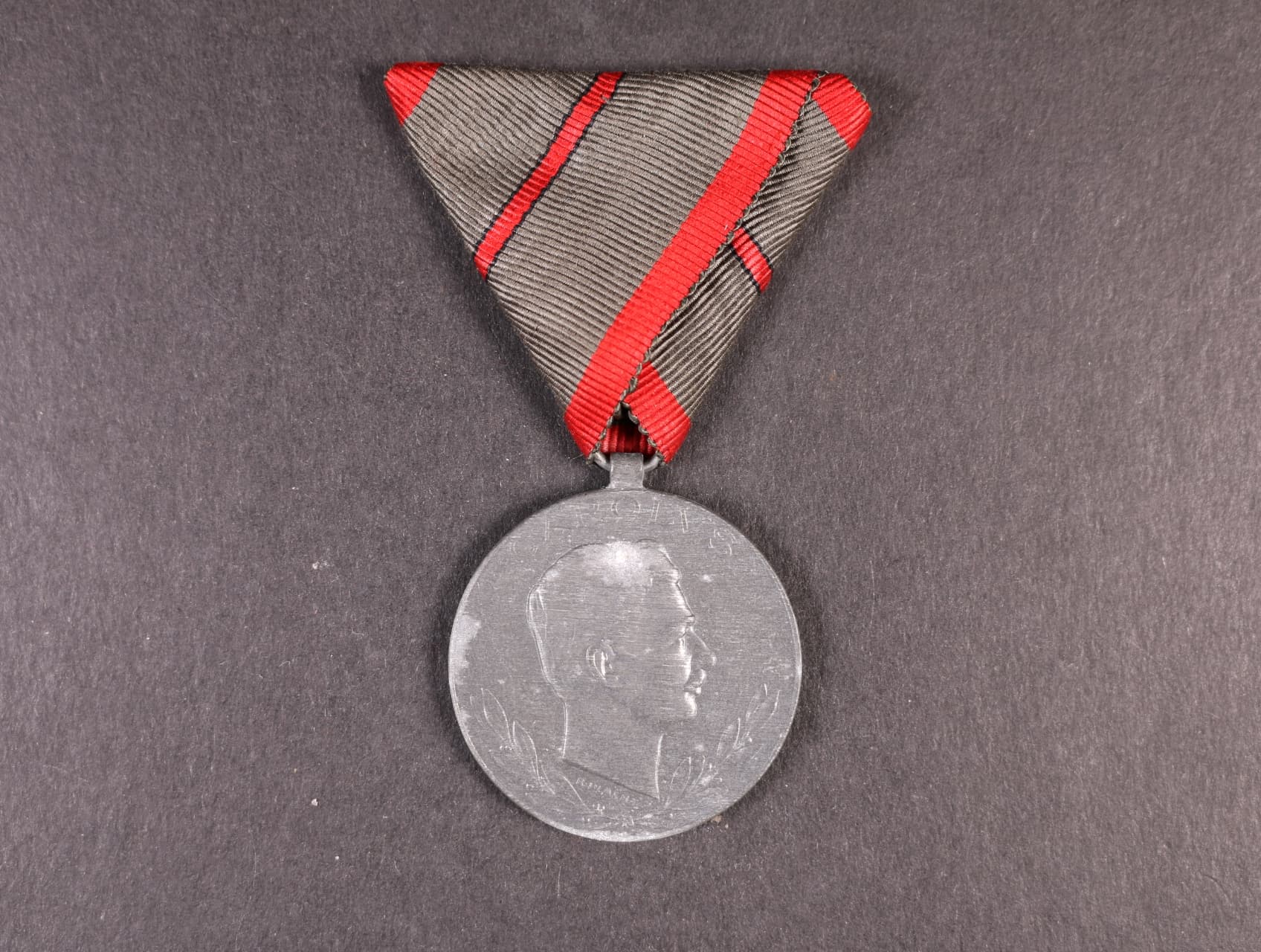 Medaile Za zranění z r. 1917 na stuze za jedno zranění