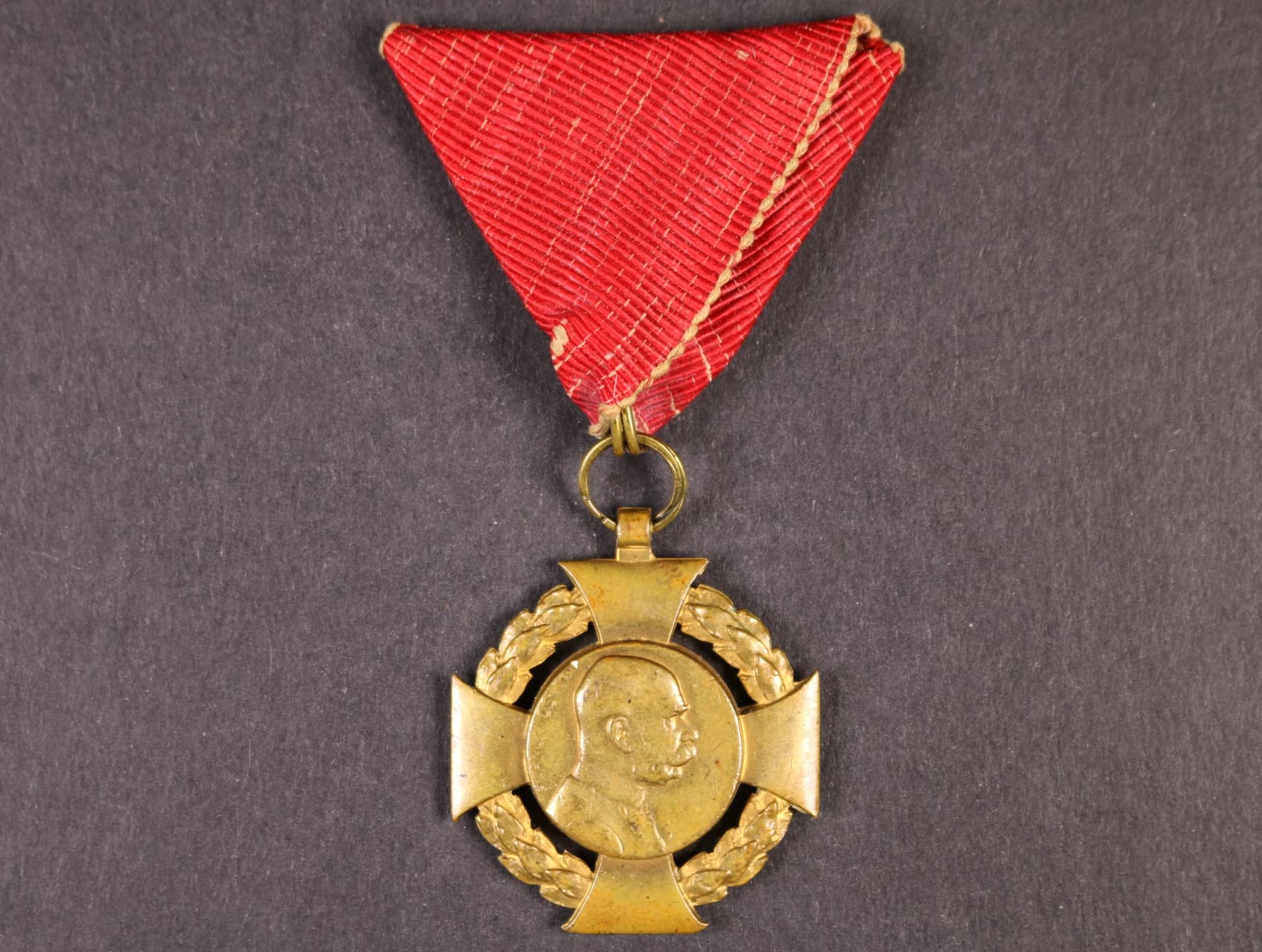 Jubilejní kříž z r. 1908, na původní civilní stuze