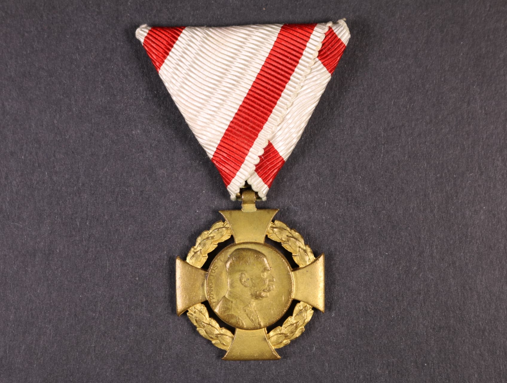 Jubilejní kříž 1908 na původní vojenské stuze