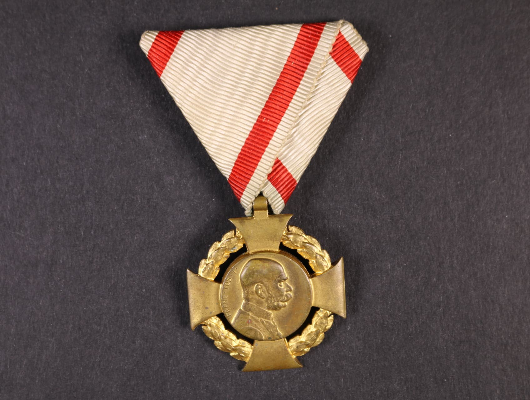 Jubilejní kříž 1908 na původní vojenské stuze