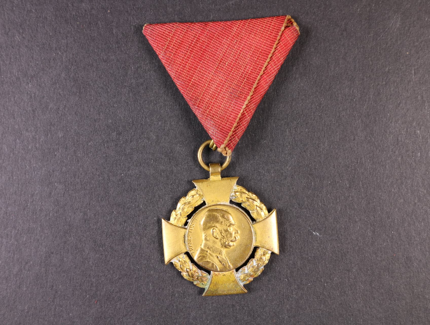 Jubilejní kříž z r. 1908, na původní civilní stuze