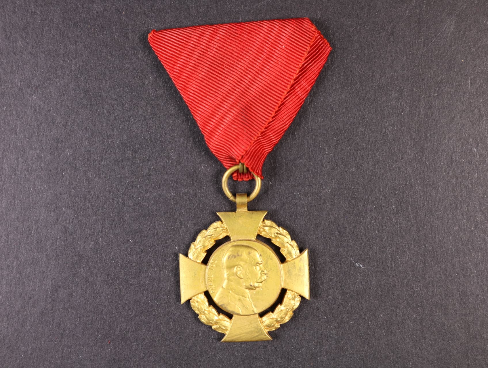 Jubilejní kříž z r. 1908, na původní civilní stuze