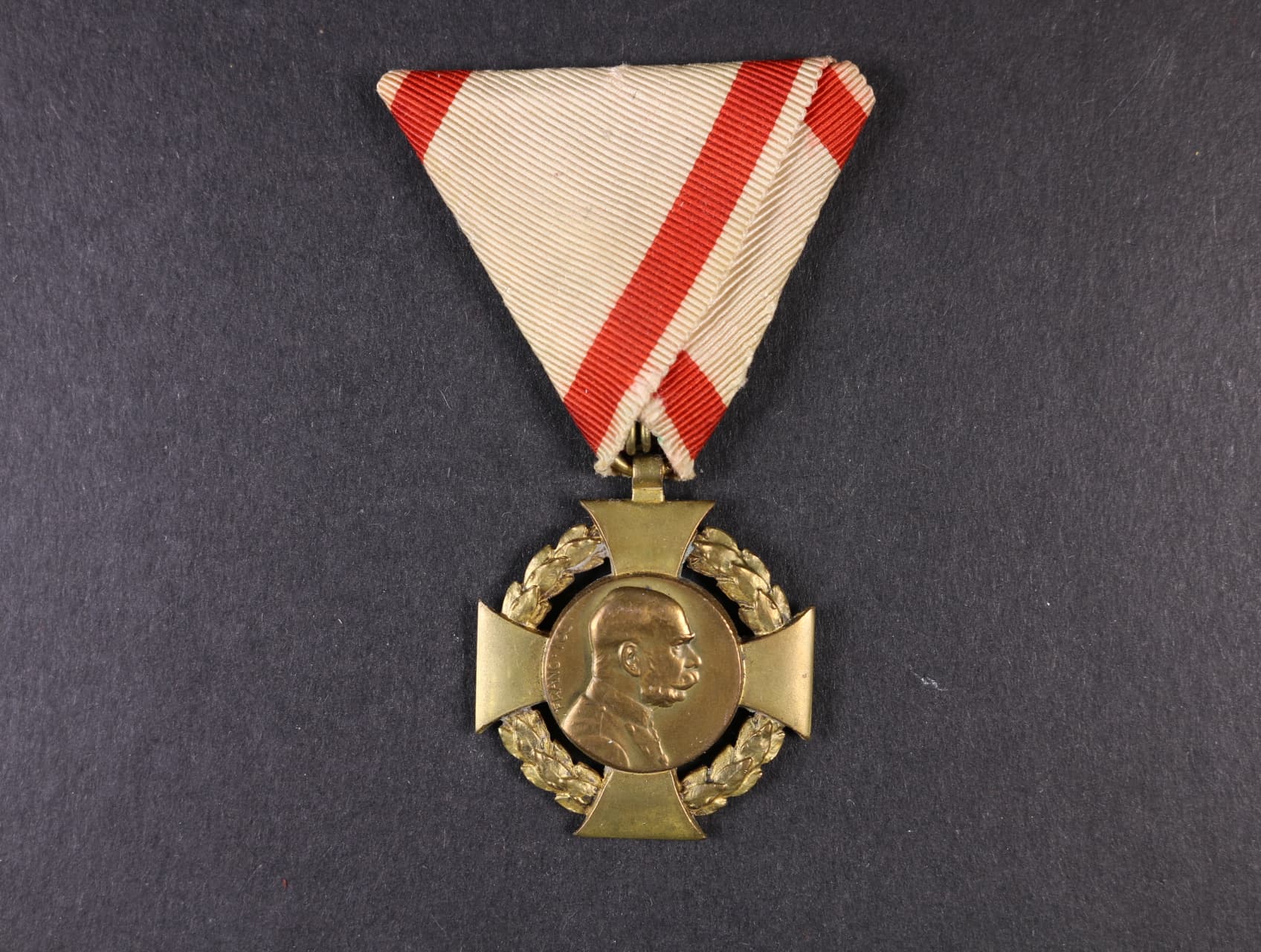 Jubilejní kříž 1908 na původní vojenské stuze