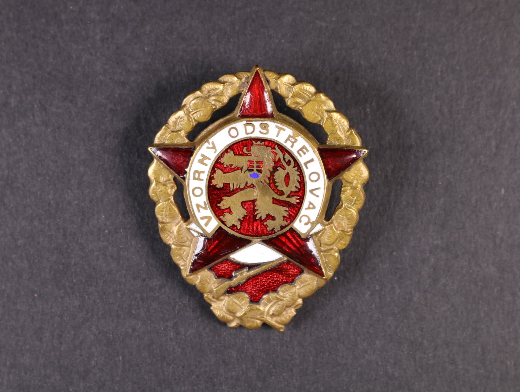 Vzorný odstřelovač č.01046, opravený smalt v cípech hvězdy