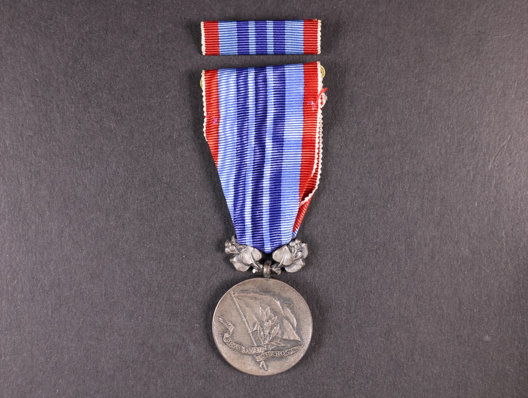 Medaile - za pracovní věrnost - ČSSR, punc Ag 925, výrobce Zukov