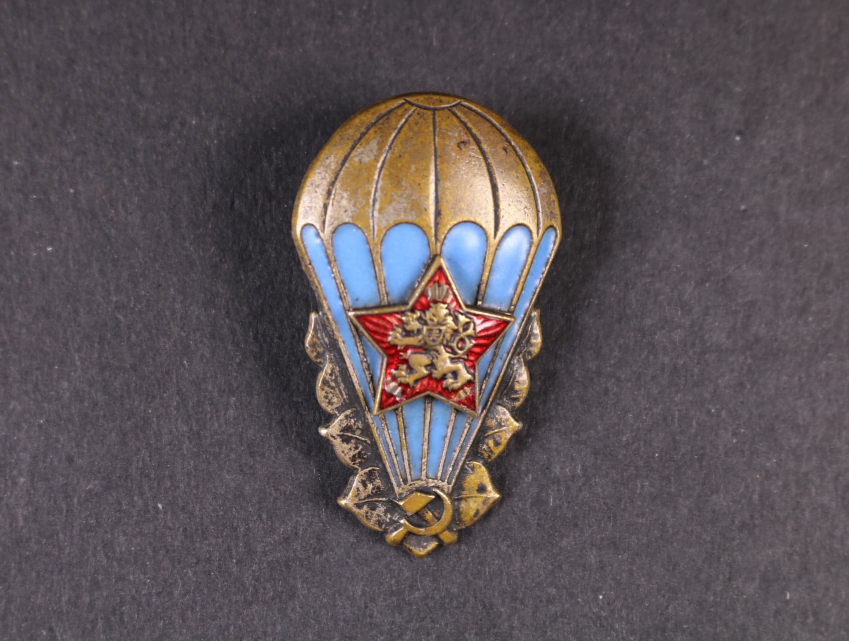 Odznak výsadkového vojska 1951-1962 č.2797, mírně poškozený smalt v cípech hvězdy