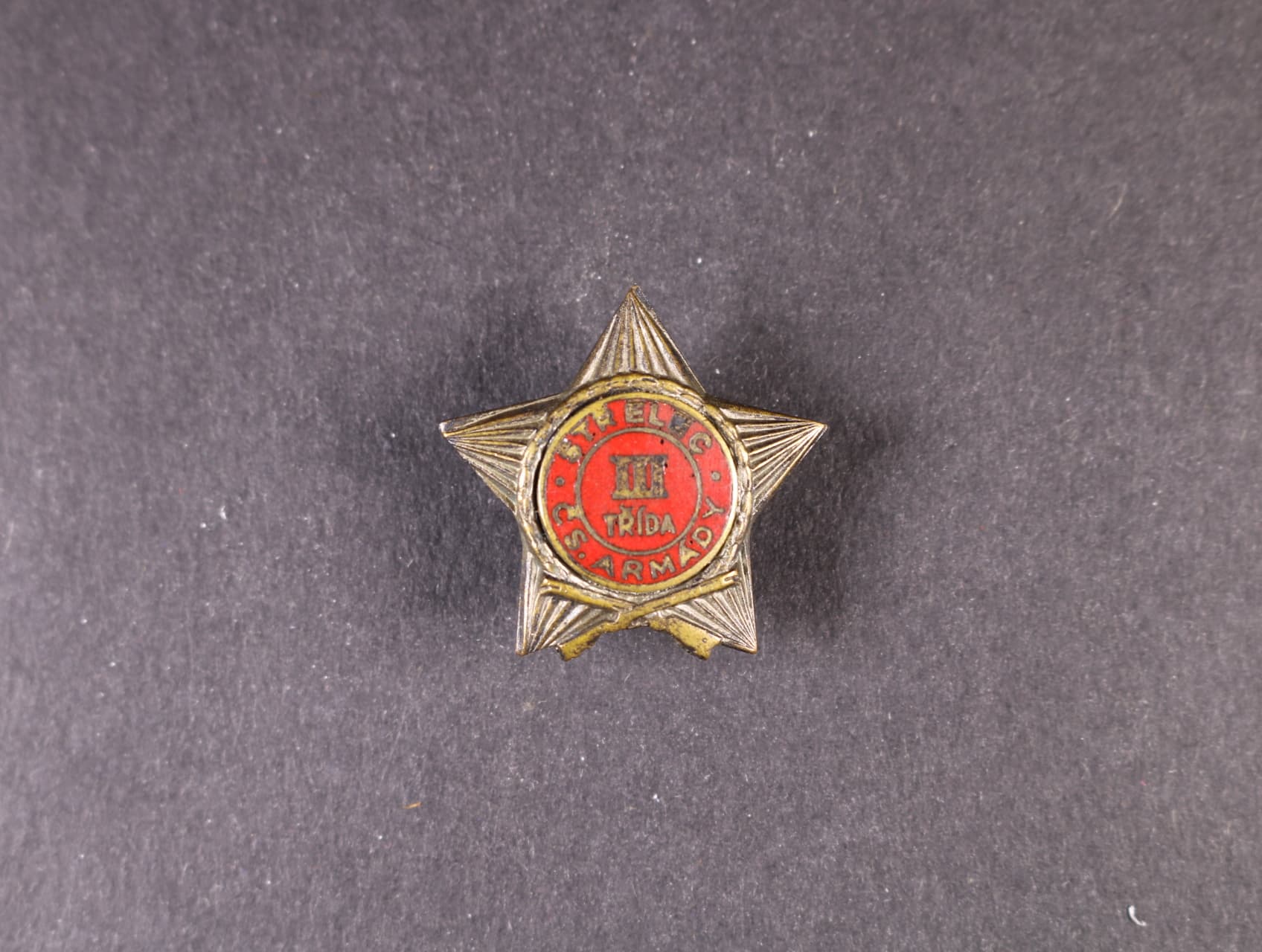 Střelec ČS armády III. třídy, starší provedení, značka výrobce Zukov Praha, chybí matka
