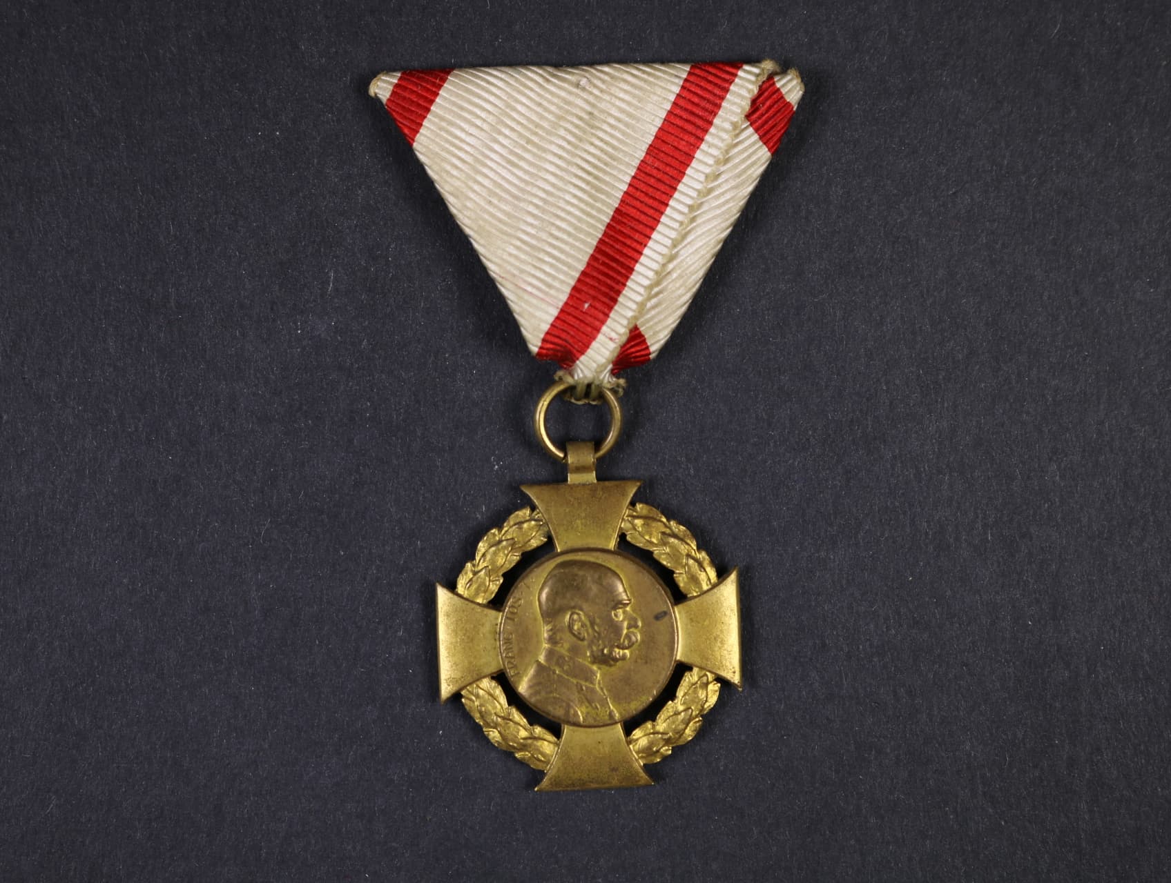 Jubilejní kříž 1908 na původní vojenské stuze