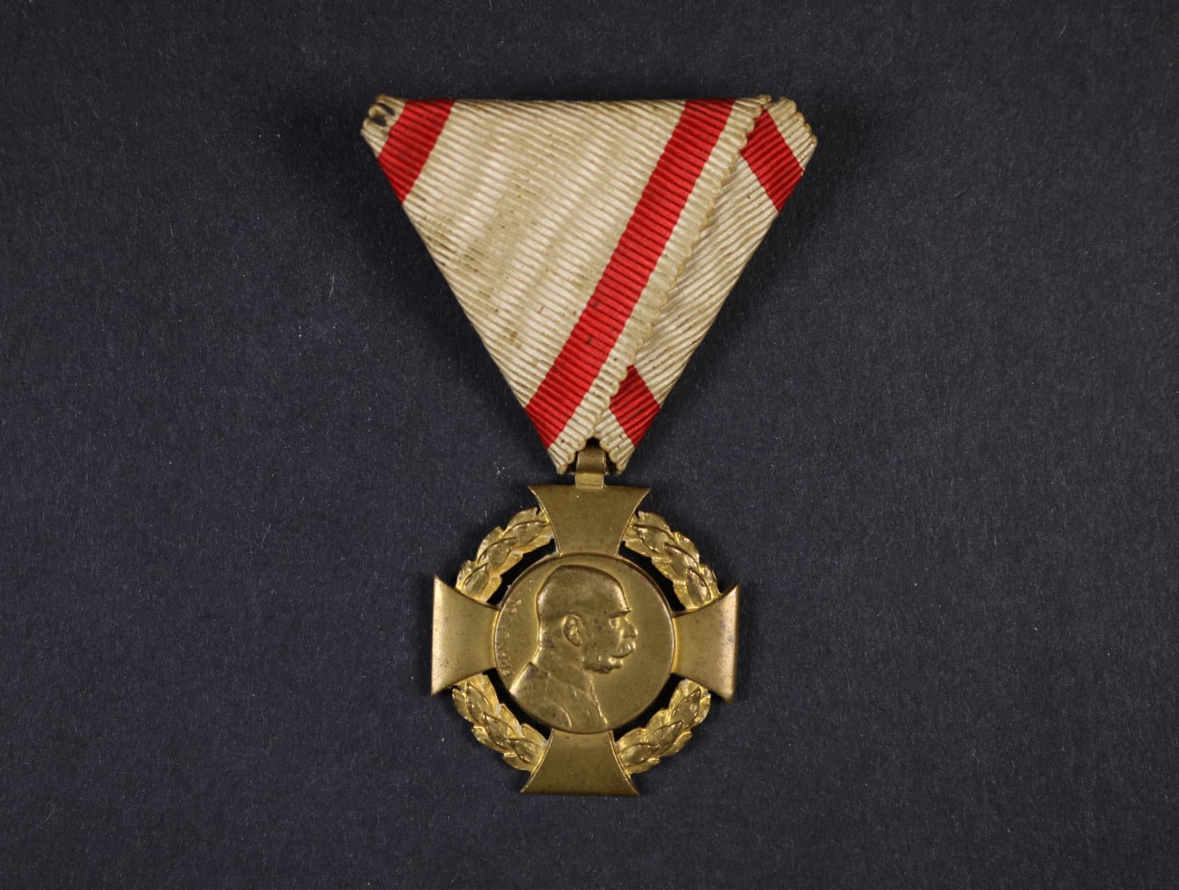 Jubilejní kříž 1908 na původní vojenské stuze