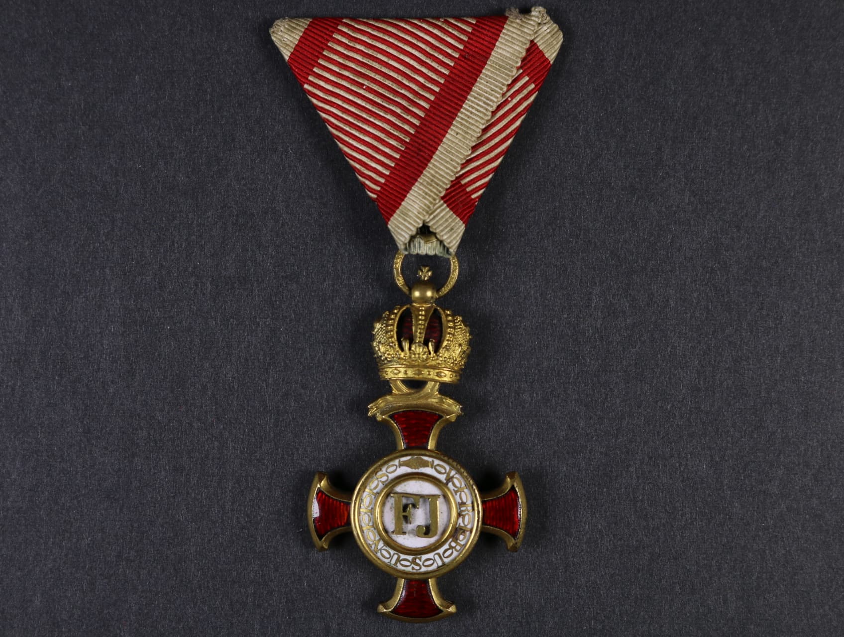 Zlatý Záslužný kříž s korunou, zlacený bronz, výrobce Vincent Mayer Wien, poškozený smalt na spodním rameni kříže na reversu