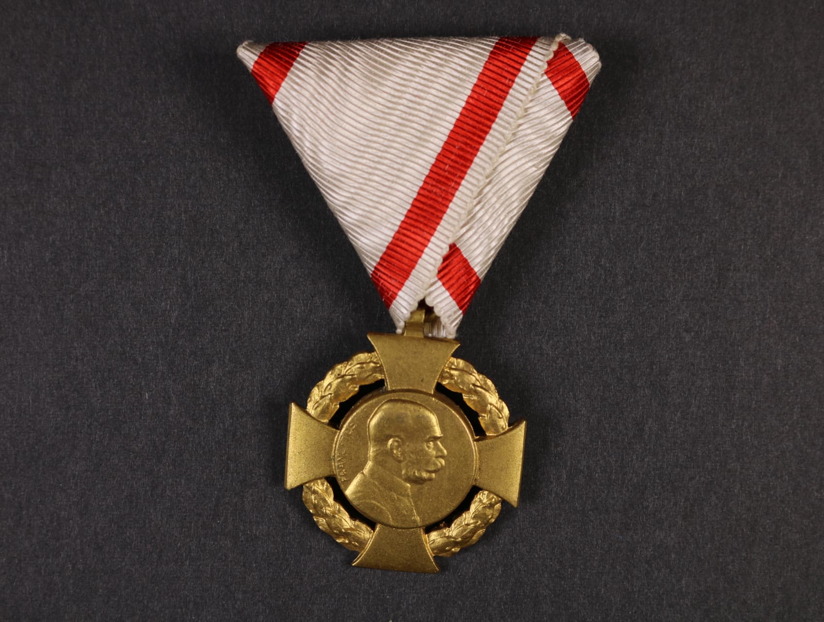 Jubilejní kříž 1908 na původní vojenské stuze