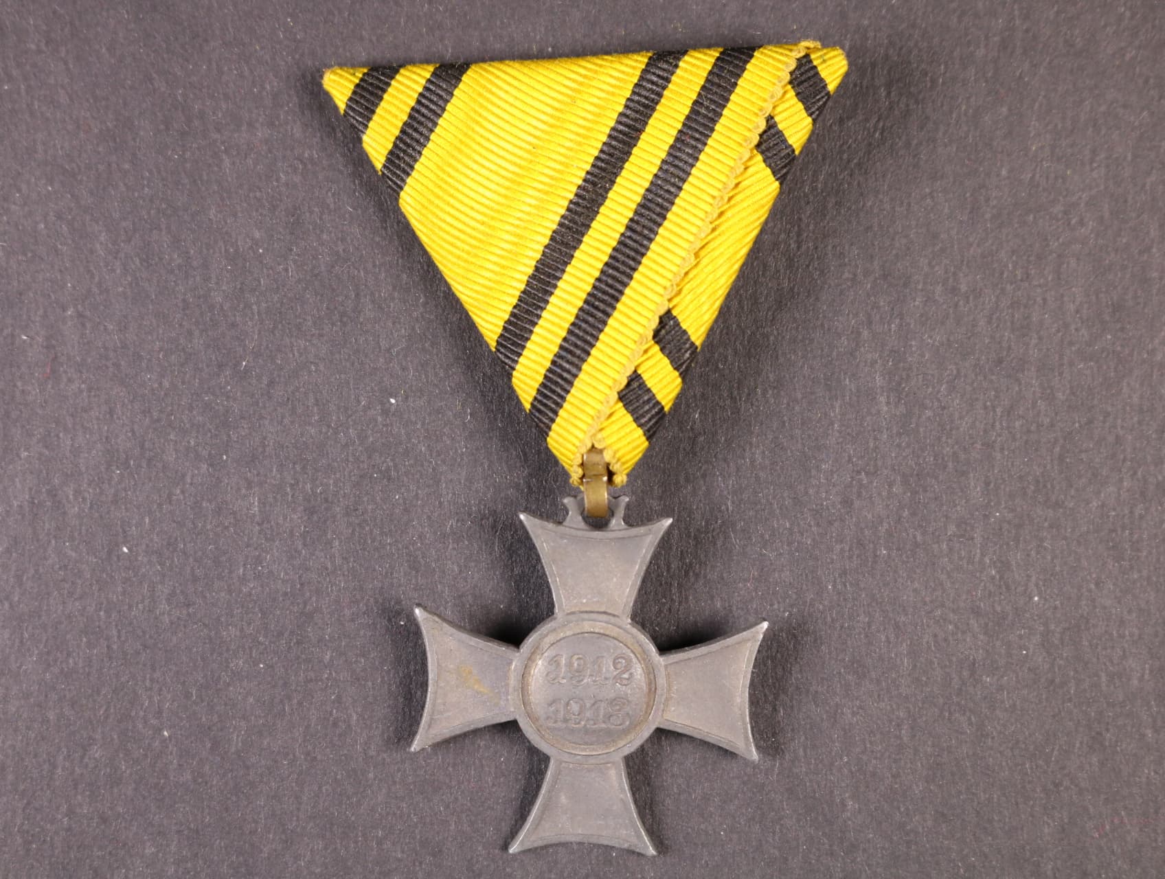 Mobilisační kříž 1912-13 s rytým letopočtem, náhradní kov, původní stuha