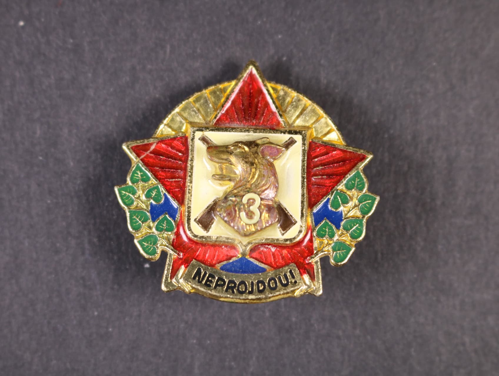 Odznak Neprojdou, 3. tř., novější provedení, lehčí kov
