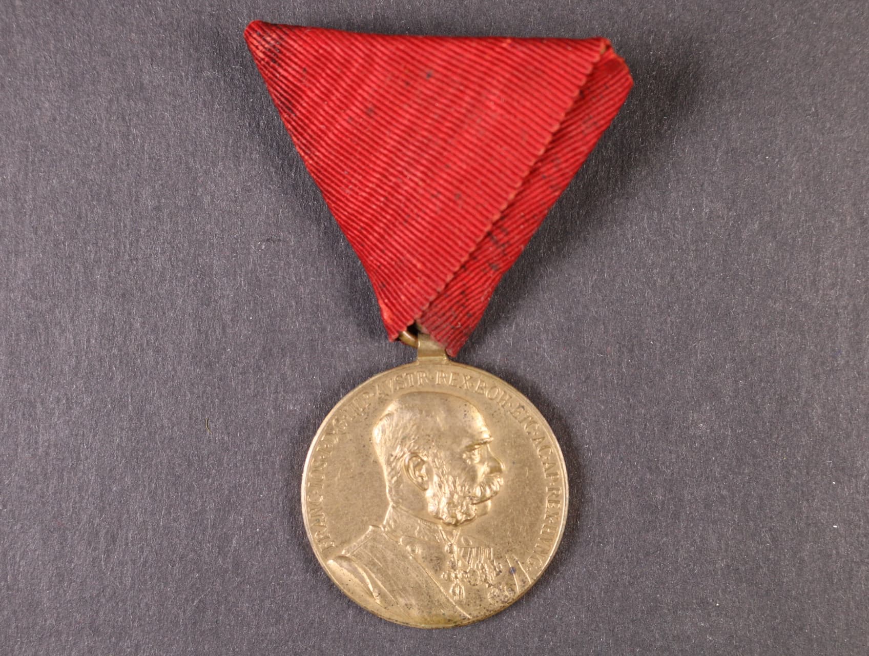 Vojenská jubilejní pam. medaile z r.1898, bronz, původní stuha