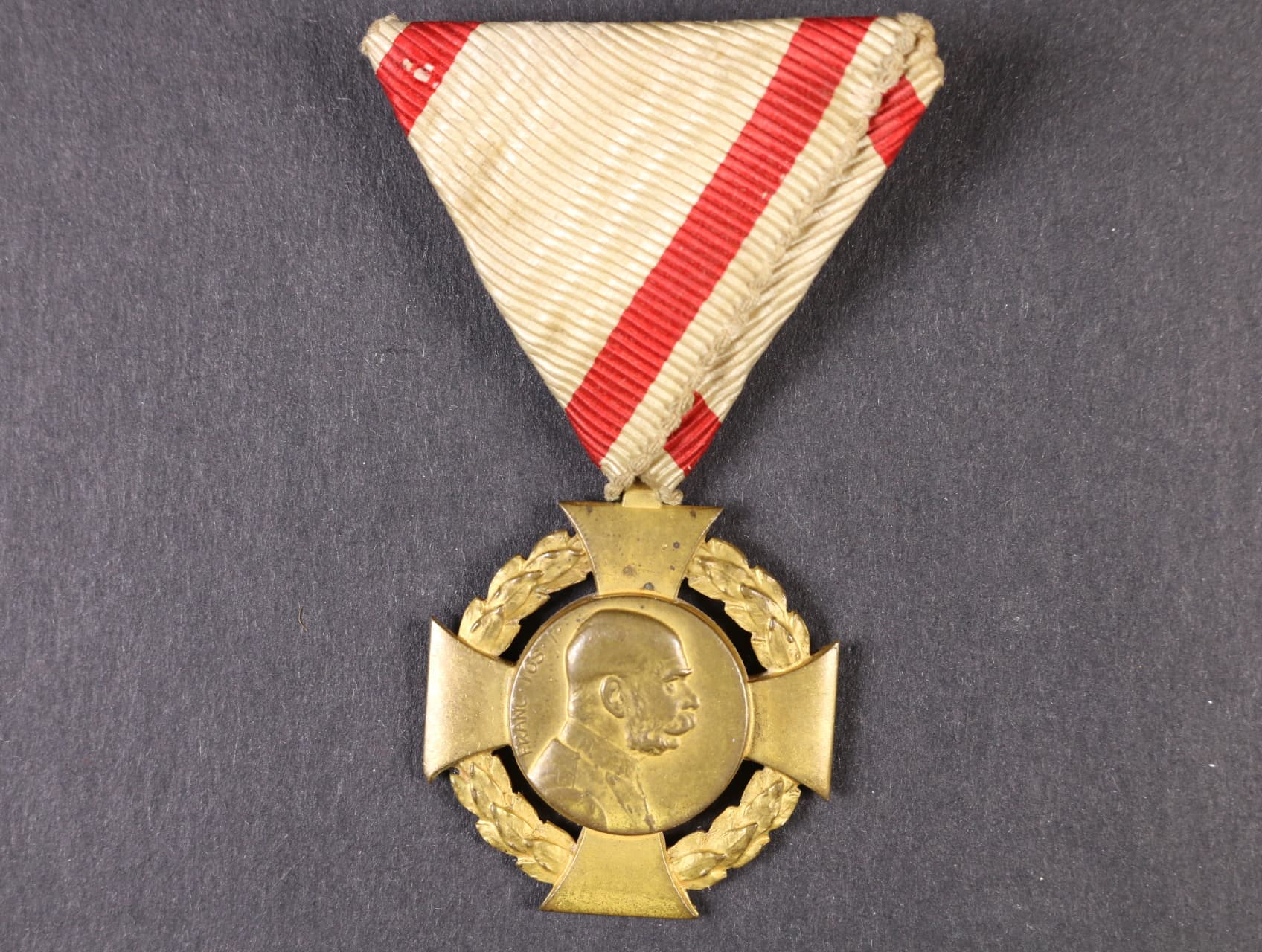 Jubilejní kříž 1908 na původní vojenské stuze