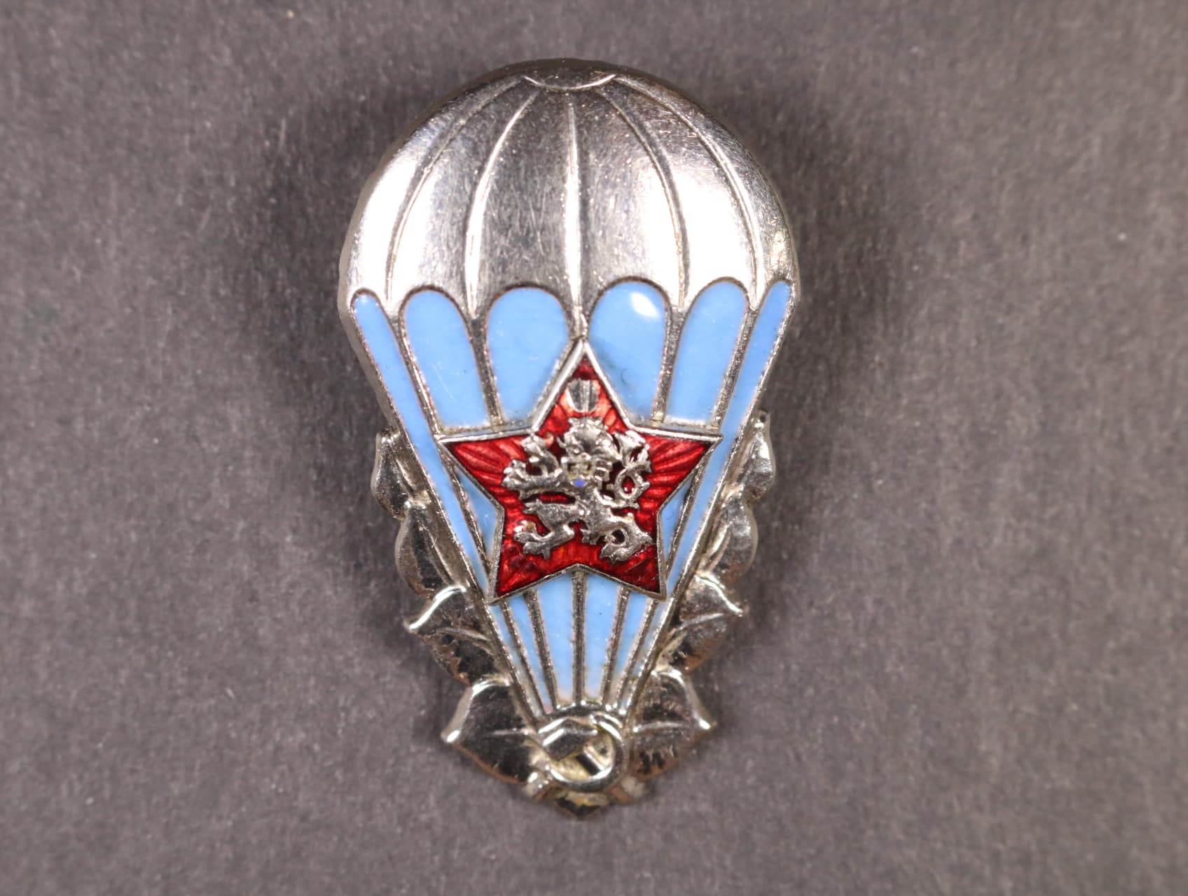 Odznak výsadkového vojska 1951-1962 č.3237, mírně poškozený smalt v horním cípu hvězdy