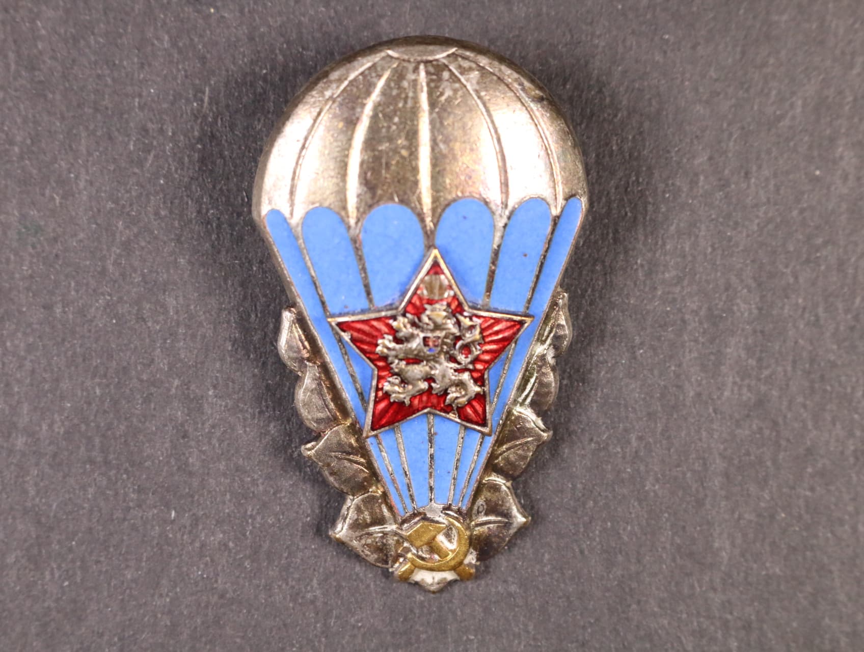 Odznak výsadkového vojska 1951-1962 č.6475, mírně poškozený smalt v horním cípu hvězdy