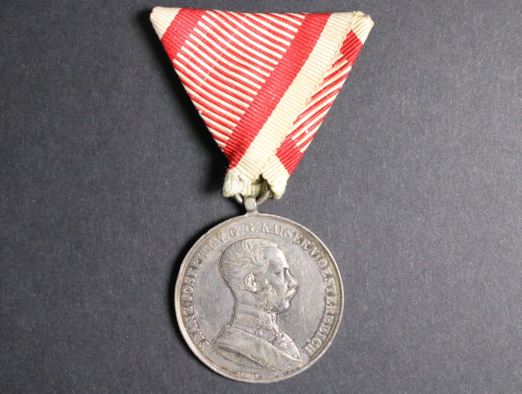 Stříbrná medaile za statečnost, 1. třídy, 8. vydání 1914-1917 F.J.I., na hraně punc hl. punc. úřadu Vídeň, A v kroužku, původní vojenská stuha