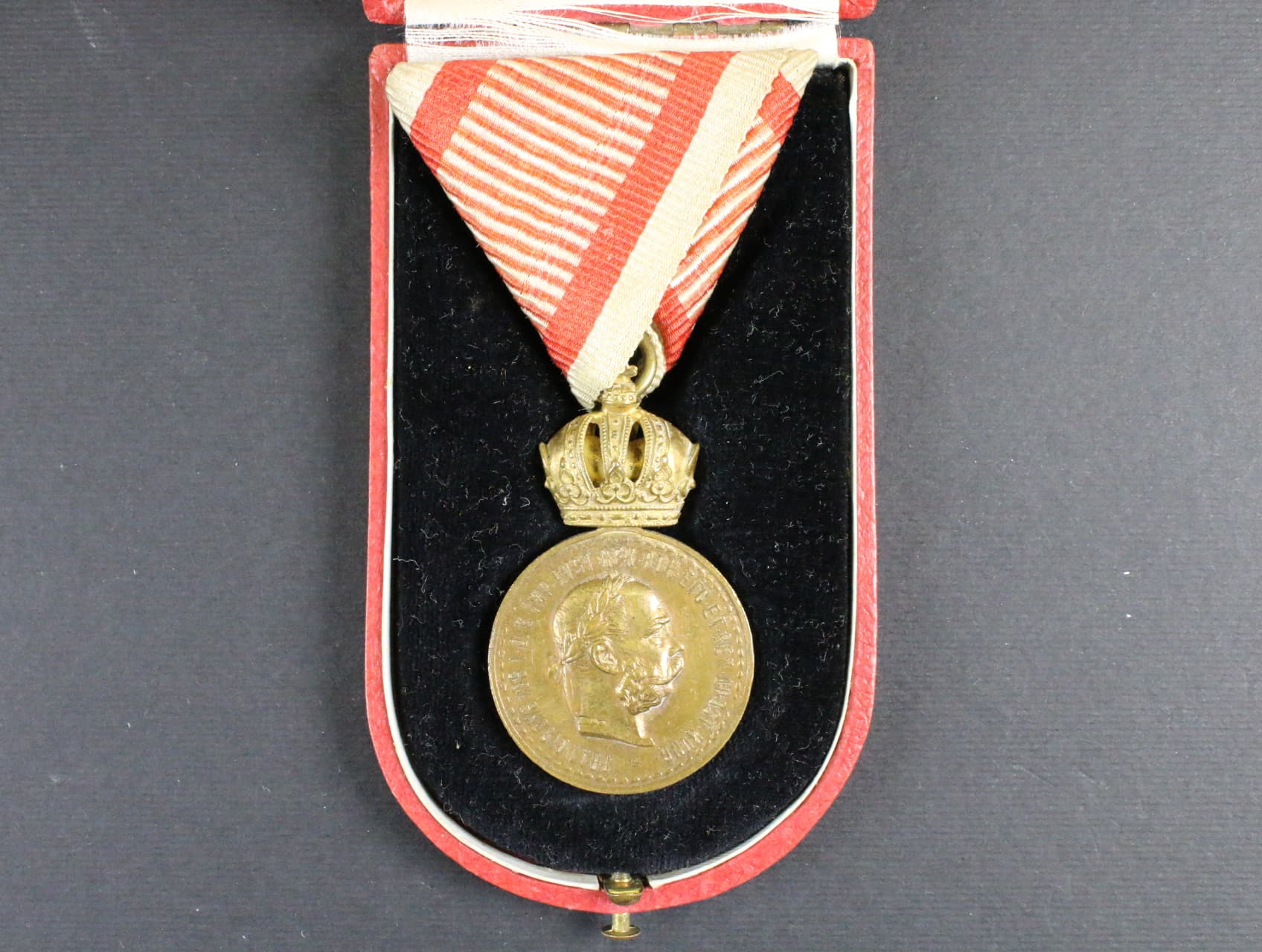 Vojenská záslužná medaile Signum Laudis F.J.I., zlacený bronz, původní vojenská stuha + orig. etue, víčko domalované