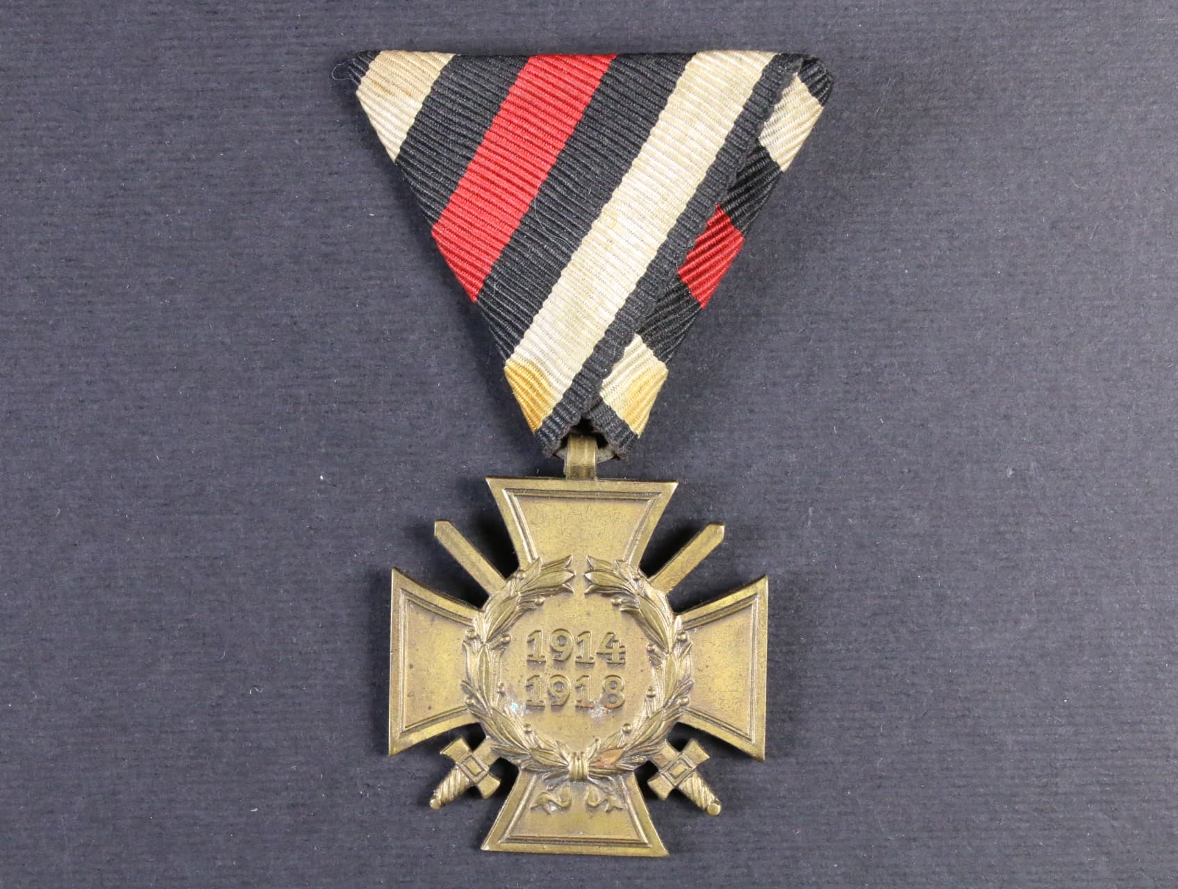 Čestný kříž 1914-1918 pro frontové bojovníky na původní trojúhelníkové stuze