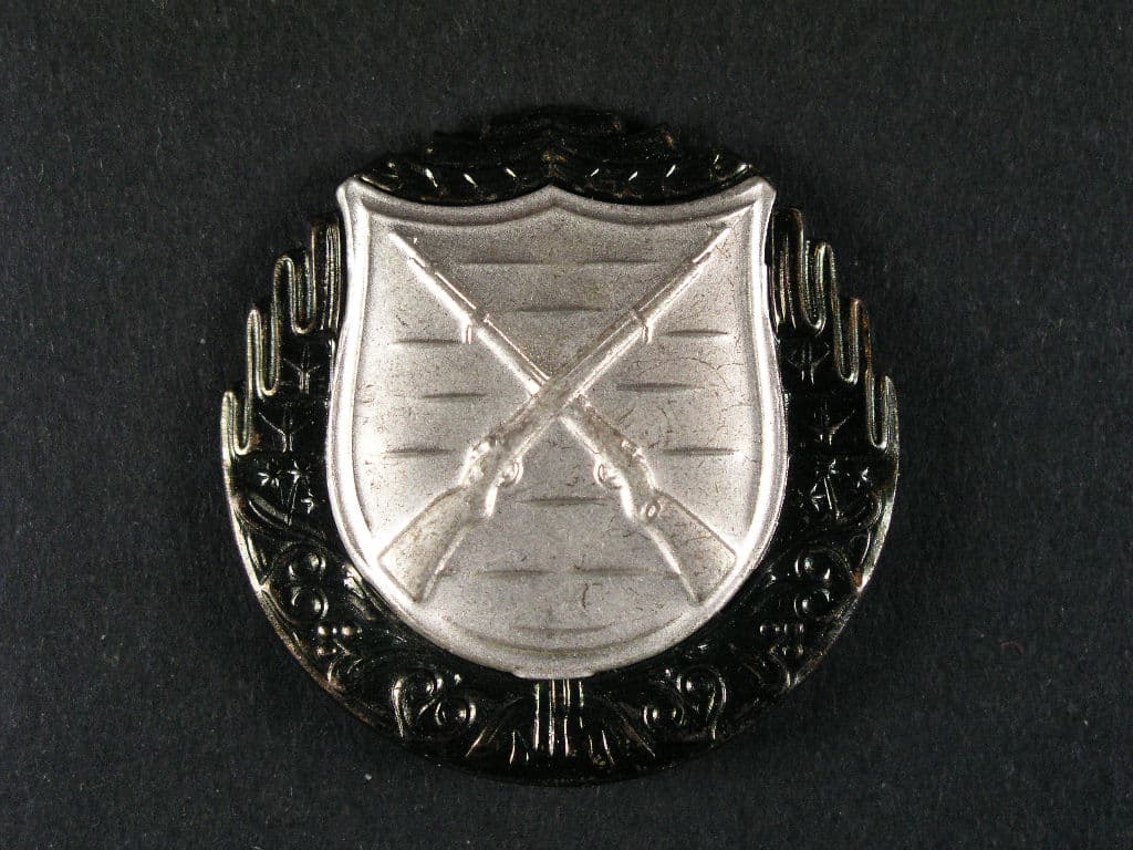 Výkonostní odznak pro střelce z pušky 1.třídy, plech, období 1945-1948