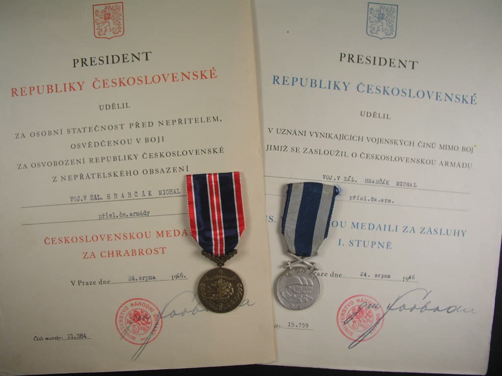 ČS medaile za chrabrost před nepřítelem, Slovenská verze nápisu, ČS vojenská medaile Za zásluhy, stříbrná, londýnské vydání + dekrety
