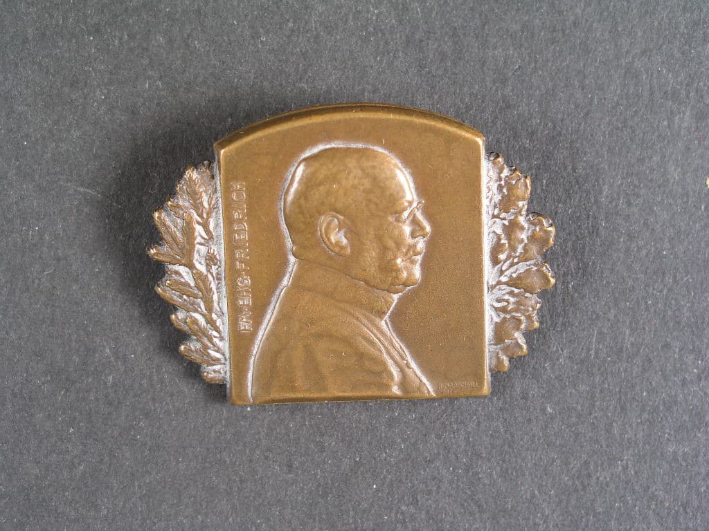 Čepicový odznak FM. EHG. FRIDRICH