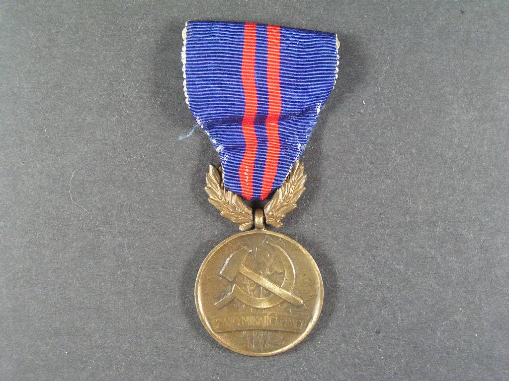 Vyznamenání - Za vynikající práci - II. vydání po r. 1960 ČSSR č.12845