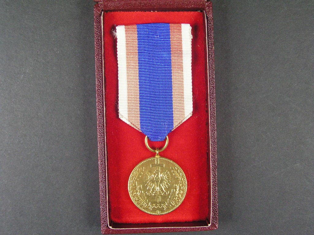 Medaile Ve službách národa, za 30 let, etue