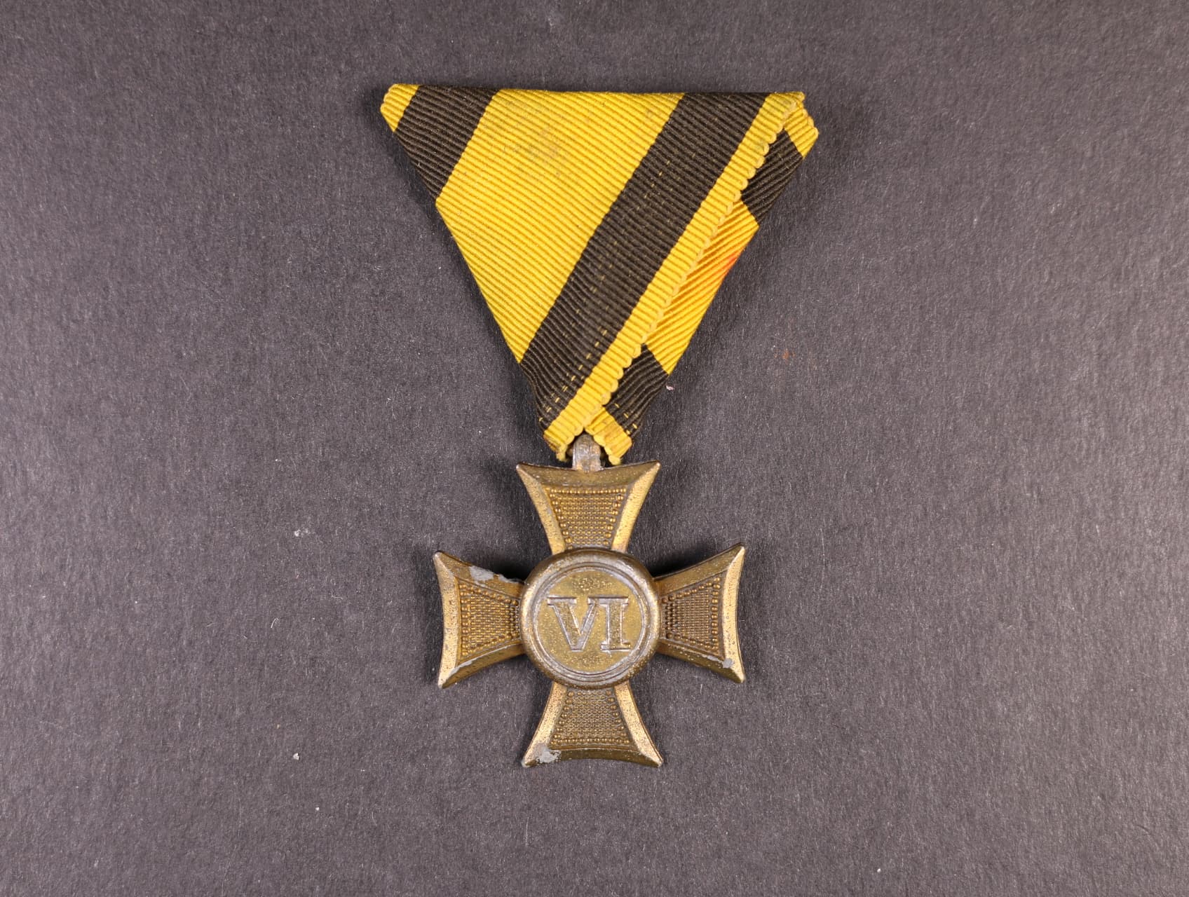 Vojenský služební kříž III.tř. za 6 let služby, vydání z let 1913 - 1918, náhradní kov, původní stuha
