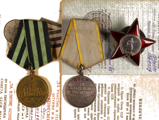 Řád rudé hvězdy č.1860227, 6. typ, Medaile za bojové zásluhy č. 1896501 a Medaile za dobytí Královce, k tomu řádová knížka a udělovací průkaz