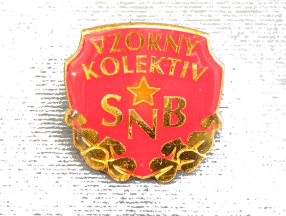 Odznak vzorný kolektiv SNB, III. stupeň, připínání na šroub