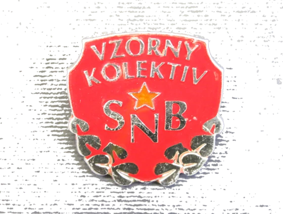 Odznak vzorný kolektiv SNB, II. stupeň, připínání na šroub
