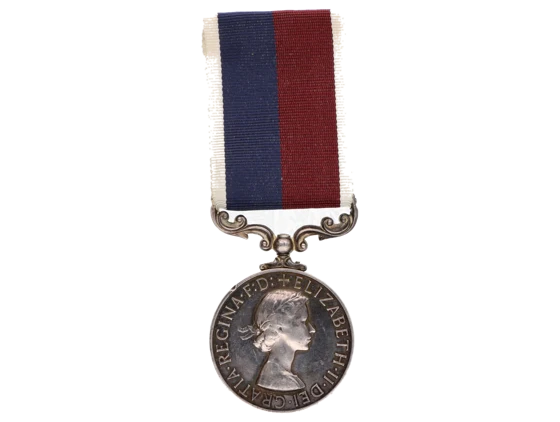 Medaile Royal Air Force za dlouhou službu a dobré chování, období 1952-1979, na htaně opis 641257 Sgt. W.PLUMMER. R.A.F., hranka