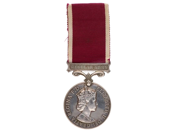 Medaile za dlouhou službu a dobré chování (vojsko), období 1954-1980, na hraně opis 22212313 W.O.CL.2. H.MORRISON. R.SIGS.