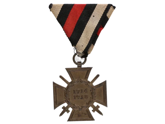Čestný kříž 1914-1918 pro frontové bojovníky na původní trojúhelníkové stuze, na reversu značka výrobce W.K.