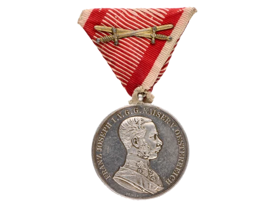 Stříbrná medaile za statečnost, 1. třídy, 8. vydání 1914-1917 F.J.I., na hraně punc hl. punc. úřadu Vídeň, A v kroužku, původní trojúhelníková stuha s meči