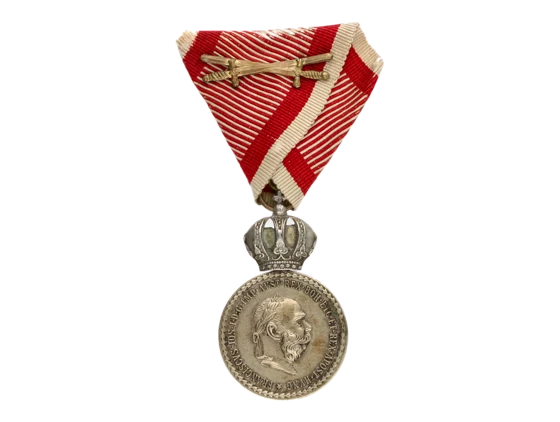 Stříbrná vojenská záslužná medaile Signum Laudis F.J.I., uherský typ, varianta s hrubým vousem, postříbřený bronz, původní vojenská stuha s meči